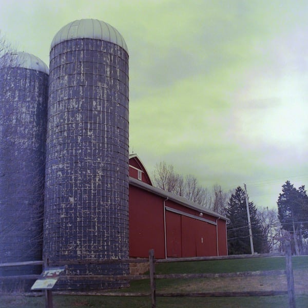 Hasselblad 503cx, Carl Zeiss Planar 2.8/80 T*, f/4, 1/30, (+4 EV from meter), Kodak Vericolor 400, Cs41